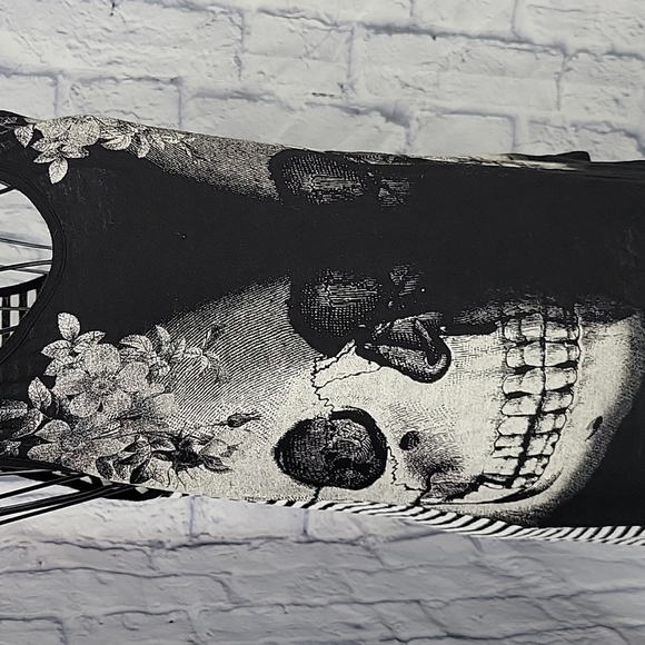 HOT‎ TOPIC Sleeveless Black and White Striped Two Skulls Graphic Blouse S/M - Picture 3 of 7